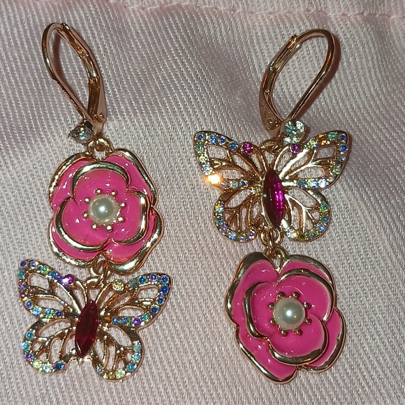 Rhinestone Butterfly Earrings with Dangling Rose Faux Pearl Silvertone Setting - Picture 11 of 15